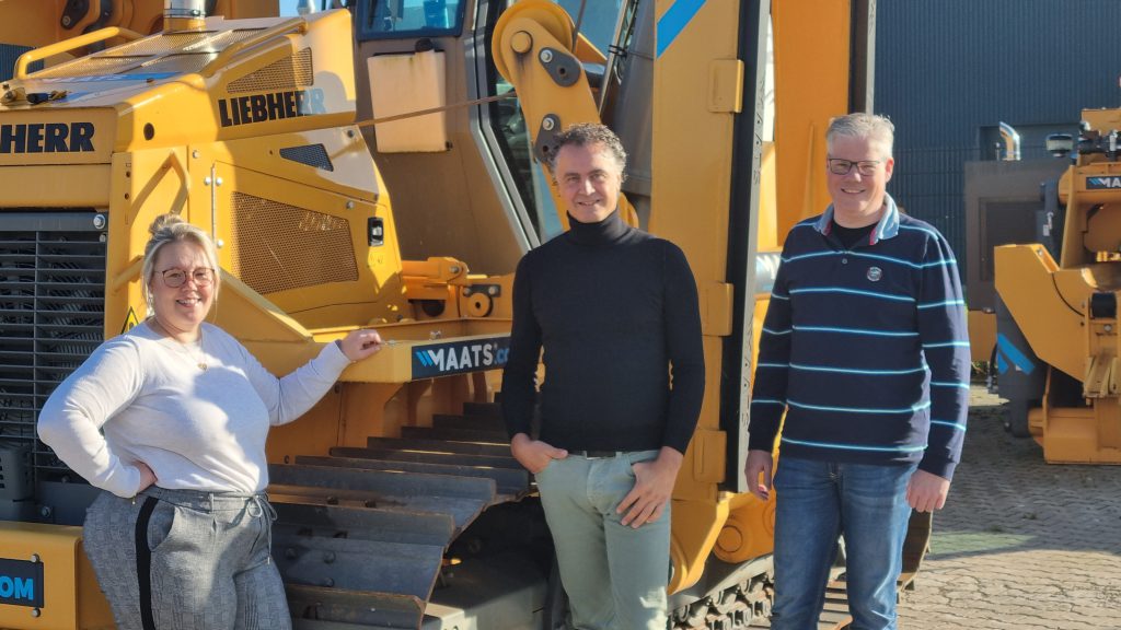 MAATS team members standing in front of Liebherr pipelayer.